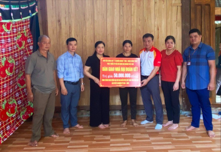Bà Đỗ Thị Minh Hoa, Ủy viên Ban Thường vụ Tỉnh ủy, Chủ tịch Ủy ban MTTQ Việt Nam tỉnh Bắc Kạn cùng nhà tài trợ trao tiền hỗ trợ cho gia đình ông Hoàng Văn Phẩm, thôn Nà Vài, xã Bằng Thành (Pác Nặm). 65654-222-811.jpg