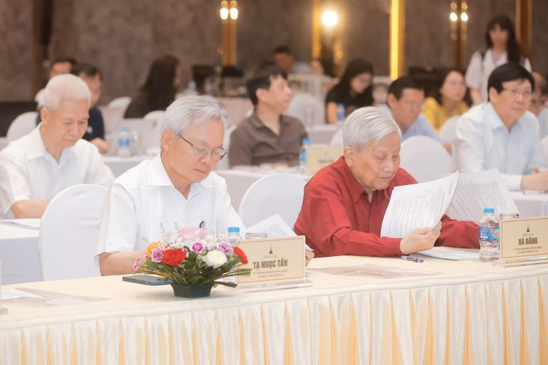 Các thành viên Hội đồng chung khảo làm việc (Ảnh: TTXVN) Các thành viên Hội đồng chung khảo làm việc (Ảnh: TTXVN)