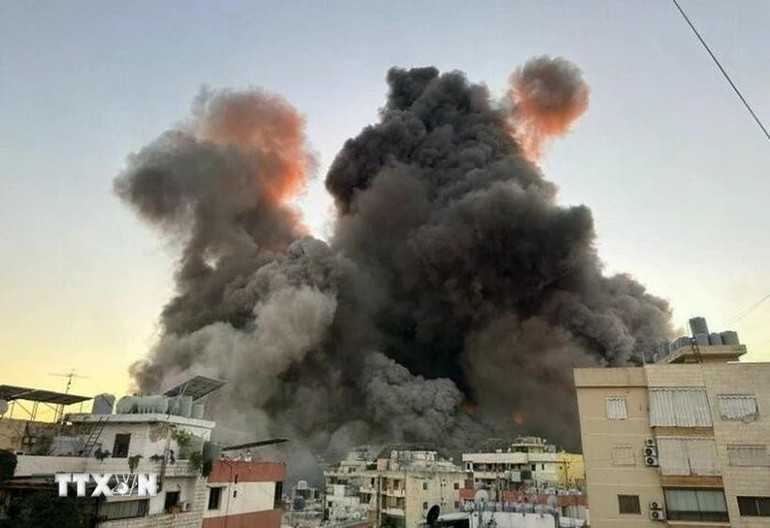 Khói bốc lên sau cuộc không kích của Israel tại Beirut, Liban. (Ảnh: IRNA/TTXVN) Khói bốc lên sau cuộc không kích của Israel tại Beirut, Liban. (Ảnh: IRNA/TTXVN)