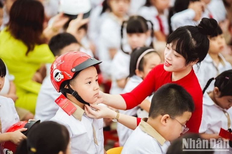 Với các em học sinh lớp 1 – lứa tuổi quan trọng hình thành nhận thức, tư duy, thì việc tạo cho các em thói quen luôn đội mũ đạt chuẩn khi ngồi sau xe máy là hết sức cần thiết. Với các em học sinh lớp 1 – lứa tuổi quan trọng hình thành nhận thức, tư duy, thì việc tạo cho các em thói quen luôn đội mũ đạt chuẩn khi ngồi sau xe máy là hết sức cần thiết.