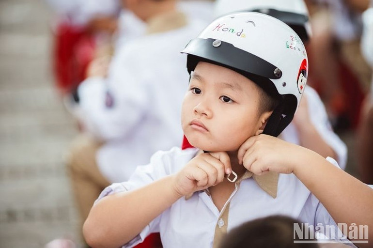 Ban tổ chức quyết định trao tặng hơn 1,7 triệu mũ bảo hiểm cho các em học sinh lớp 1 trên toàn quốc kết hợp đào tạo an toàn giao thông cho phụ huynh trong năm học 2024-2025. Ban tổ chức quyết định trao tặng hơn 1,7 triệu mũ bảo hiểm cho các em học sinh lớp 1 trên toàn quốc kết hợp đào tạo an toàn giao thông cho phụ huynh trong năm học 2024-2025.