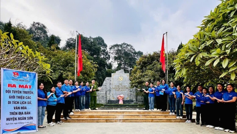 Tuổi trẻ huyện Ngân Sơn về nguồn tại Di tích lịch sử Coỏng Tát, thôn Bản Duồm, xã Thượng Ân. ngan-son.jpg
