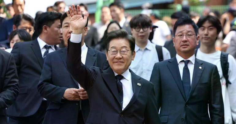 Ứng cử viên Tổng thống Hàn Quốc Lee Jae-myung của đảng Dân chủ sau khi bỏ phiếu sớm bầu Tổng thống tại điểm bầu cử ở Seoul ngày 29/5. (Ảnh: Yonhap/TTXVN) lee-jae-myung.jpg