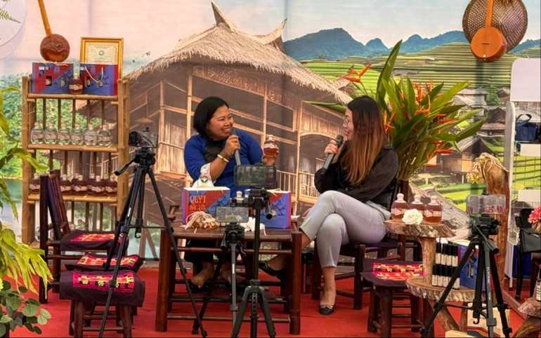HTX Hương Ngàn (Bạch Thông) phối hợp với doanh nghiệp về công nghệ tổ chức livetreams bán hàng trong Ngày hội nông sản OCOP tổ chức tại Bắc Kạn. duong.jpg