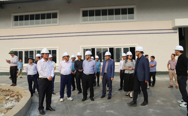 Đồng chí Hoàng Duy Chinh, Uỷ viên BCH TƯ Đảng, Bí thư Tỉnh uỷ (thứ ba hàng trên từ trái sang) cùng đoàn công tác kiểm tra tiến độ xây dựng nhà máy giày da xuất khẩu của Công ty TNHH Sản xuất giày Chung Jye Bắc Kạn - Việt Nam tại CCN Huyền Tụng. img-9527.jpg