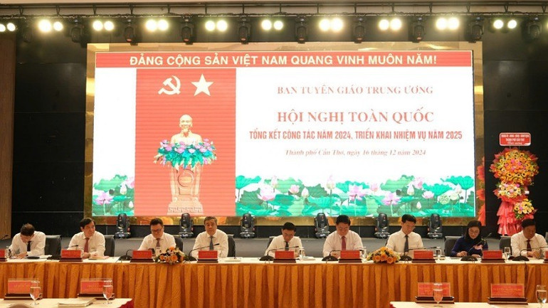 Các đồng chí chủ trì hội nghị. 1000003234-5622.jpg