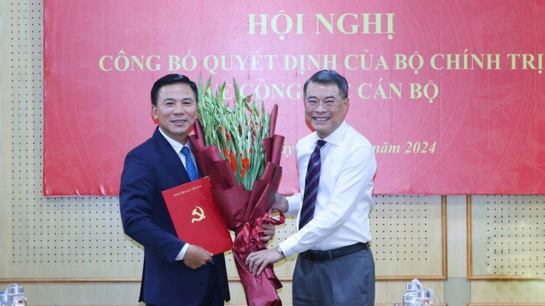 Đồng chí Lê Minh Hưng, Ủy viên Bộ Chính trị, Bí thư Trung ương Đảng, Trưởng Ban Tổ chức Trung ương trao Quyết định của Bộ Chính trị điều động, phân công đồng chí Đỗ Trọng Hưng giữ chức Phó Trưởng Ban Tổ chức Trung ương. (Ảnh: Phương Hoa/ TTXVN) vna-potal-dong-chi-do-trong-hung-giu-chuc-pho-truong-ban-to-chuc-trung-uong-7574482-6619-1624.jpg