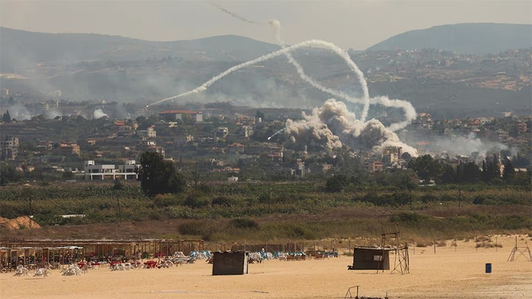 Khói bốc lên từ khu vực phía nam Lebanon sau các vụ không kích của Israel, ngày 23/9/2024. (Ảnh: Reuters) lebanon-5016-2593.jpg