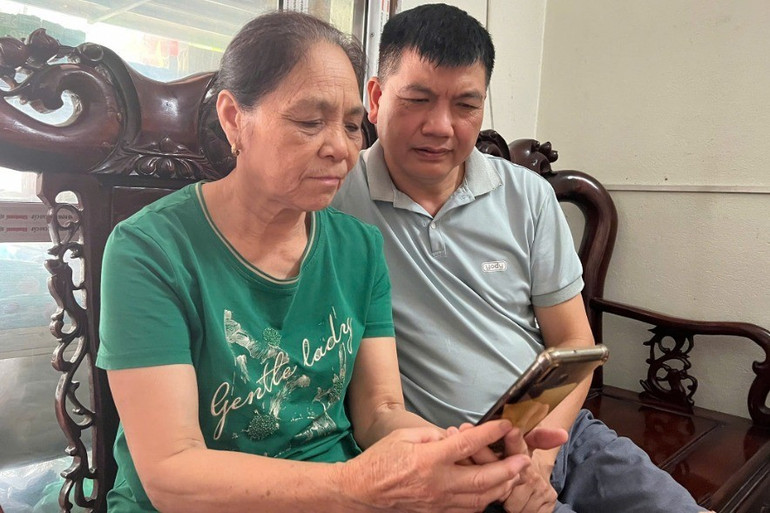 Người dân phường Đức Xuân, thành phố Bắc Kạn đóng góp ý kiến sửa đổi Hiến pháp qua ứng dụng VNeID. 216-5548145c84c4.jpg