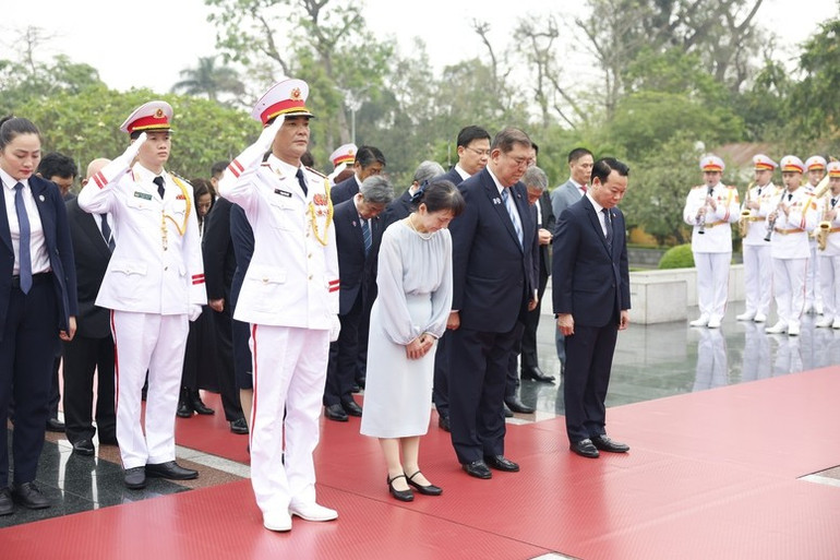 Thủ tướng Ishiba Shigeru đặt hoa tưởng niệm tại Đài tưởng niệm các anh hùng, liệt sĩ - Ảnh VGP/Nhật Bắc Thủ tướng Ishiba Shigeru đặt hoa tưởng niệm tại Đài tưởng niệm các anh hùng, liệt sĩ - Ảnh VGP/Nhật Bắc