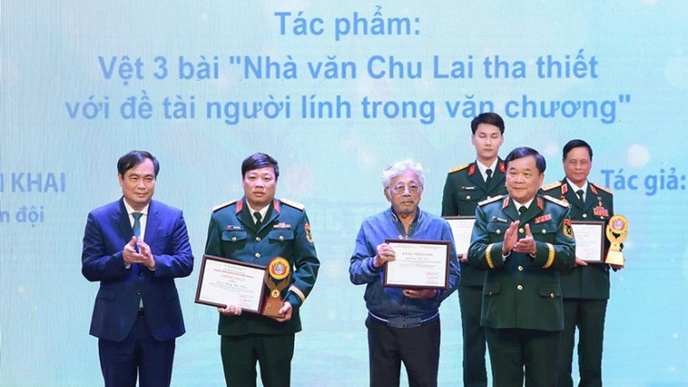 Ban tổ chức trao tặng giải A. 1733499196308-9366.jpg
