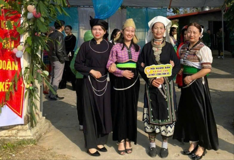 Bí thư Chi bộ thôn Phiêng Dượng, đồng chí Bàn Thị Ngân (thứ 2 từ phải sang trái) trong Ngày hội Đại đoàn kết ở thôn. z6231563783856-9f7246a366bffe865e3364e3573bb804.jpg