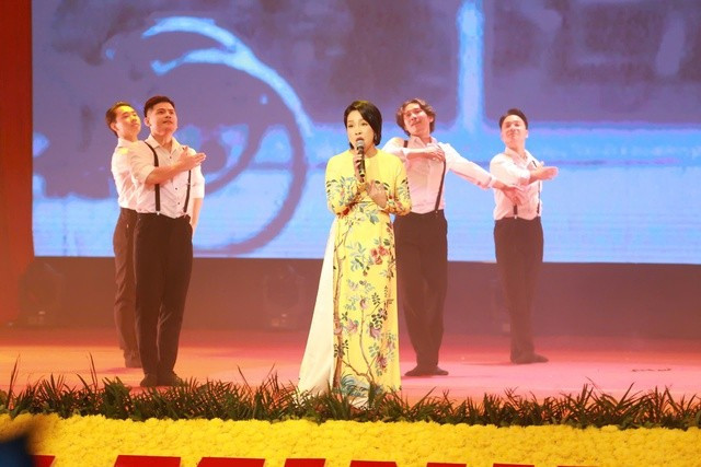 Chương III có chủ đề "Thủ đô 70 năm xây dựng và phát triển" - Ảnh: VGP/Gia Huy Chương III có chủ đề "Thủ đô 70 năm xây dựng và phát triển" - Ảnh: VGP/Gia Huy