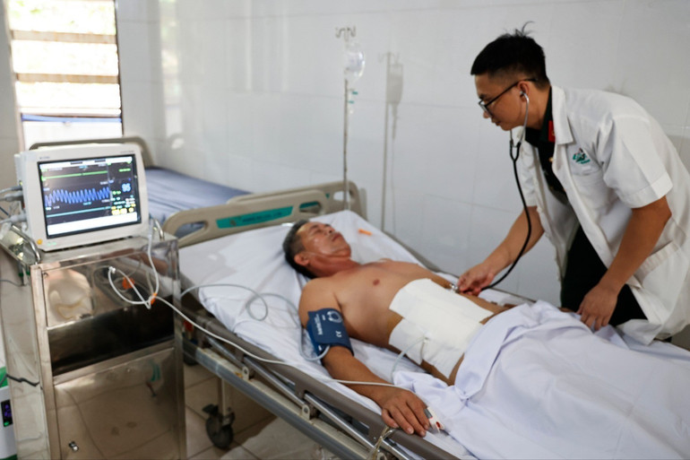 Đại úy Hồ Sĩ Ngọc, Bác sĩ quân y đảo Trường Sa lớn kiểm tra sức khỏe cho cán bộ, chiến sĩ trên đảo. 4.jpg