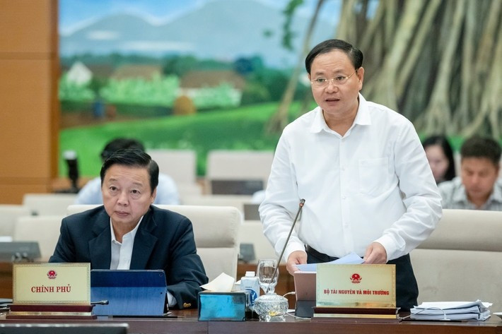 Thứ trưởng Bộ Tài nguyên và Môi trường Lê Minh Ngân trình bày Tờ trình của Chính phủ về việc trình Quốc hội quyết định chủ trương điều chỉnh Quy hoạch sử dụng đất quốc gia thời kỳ 2021 - 2030, tầm nhìn đến năm 2050. (Ảnh: Hồ Long) Thứ trưởng Bộ Tài nguyên và Môi trường Lê Minh Ngân trình bày Tờ trình của Chính phủ về việc trình Quốc hội quyết định chủ trương điều chỉnh Quy hoạch sử dụng đất quốc gia thời kỳ 2021 - 2030, tầm nhìn đến năm 2050. (Ảnh: Hồ Long)