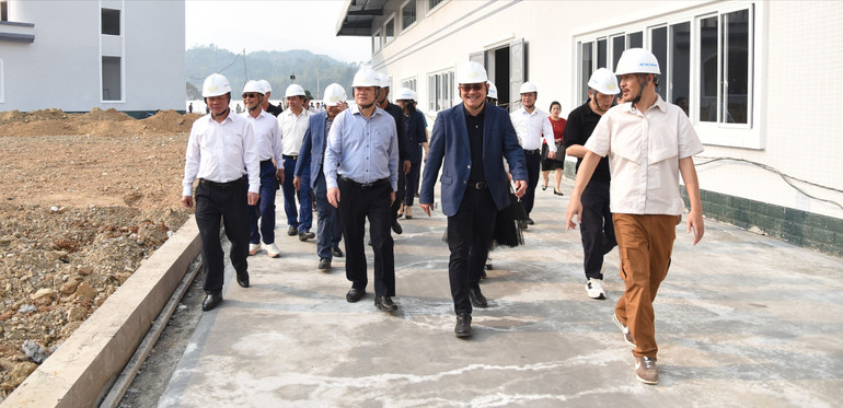 Đồng chí Hoàng Duy Chinh (thứ hai, hàng đầu từ trái qua phải) thị sát tiến độ xây dựng Nhà máy sản xuất, gia công giày, dép, đế giày xuất khẩu Bắc Kạn tại CNN Huyền Tụng (TP. Bắc Kạn). bi-thu-kt-ccn-8-9461.jpg