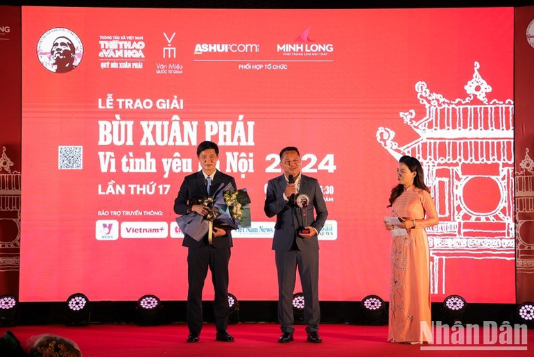 Ông Nguyễn Thùy Dương, Chủ tịch IB Group, nhà sản xuất MV chia sẻ tại lễ trao giải. Ông Nguyễn Thùy Dương, Chủ tịch IB Group, nhà sản xuất MV chia sẻ tại lễ trao giải.