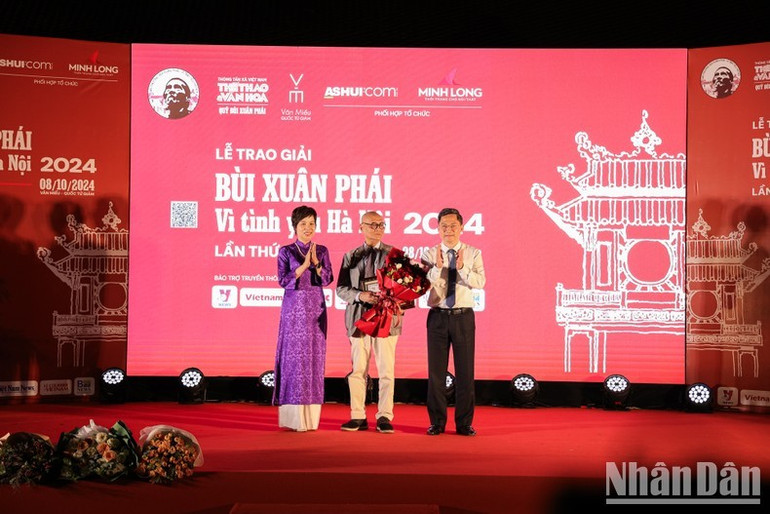 GS, TS, KTS Hoàng Đạo Kính nhận giải thưởng Lớn. GS, TS, KTS Hoàng Đạo Kính nhận giải thưởng Lớn.