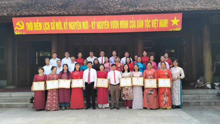 Đoàn đại biểu Huyện ủy Na Rì báo công dâng Bác tại Khu di tích lịch sử Kim Liên, huyện Nam Đàn, tỉnh Nghệ An. hcm4-1536x865.jpg