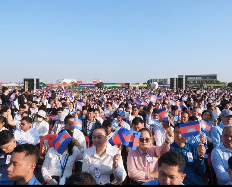 Khoảng 20.000 cán bộ, đảng viên Đảng Nhân dân Campuchia dự lễ kỷ niệm. (Ảnh: NGUYỄN HIỆP) Khoảng 20.000 cán bộ, đảng viên Đảng Nhân dân Campuchia dự lễ kỷ niệm. (Ảnh: NGUYỄN HIỆP)