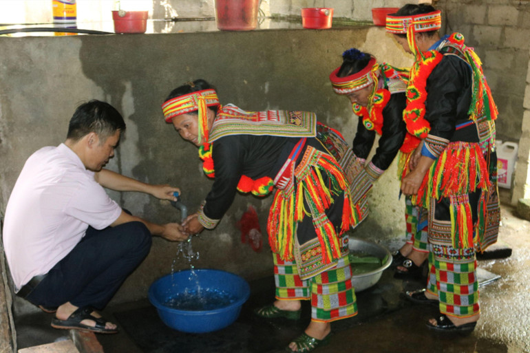 Nguồn vốn tín dụng chính sách về NS-VSMTNT đã góp phần nâng cao chất lượng cuộc sống người dân vùng cao. 3.jpg