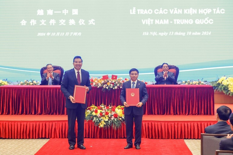 Hai Thủ tướng chứng kiến trao Biên bản làm việc giữa Bộ Giao thông vận tải Việt Nam và Tổng cục Hợp tác phát triển quốc tế quốc gia Trung Quốc về việc khảo sát hiện trường nghiên cứu tính khả thi dự án viện trợ lập Quy hoạch các tuyến đường sắt khổ tiêu chuẩn Đồng Đăng - Hà Nội và Móng Cái - Hạ Long - Hải Phòng - Ảnh: VGP/Nhật Bắc Hai Thủ tướng chứng kiến trao Biên bản làm việc giữa Bộ Giao thông vận tải Việt Nam và Tổng cục Hợp tác phát triển quốc tế quốc gia Trung Quốc về việc khảo sát hiện trường nghiên cứu tính khả thi dự án viện trợ lập Quy hoạch các tuyến đường sắt khổ tiêu chuẩn Đồng Đăng - Hà Nội và Móng Cái - Hạ Long - Hải Phòng - Ảnh: VGP/Nhật Bắc