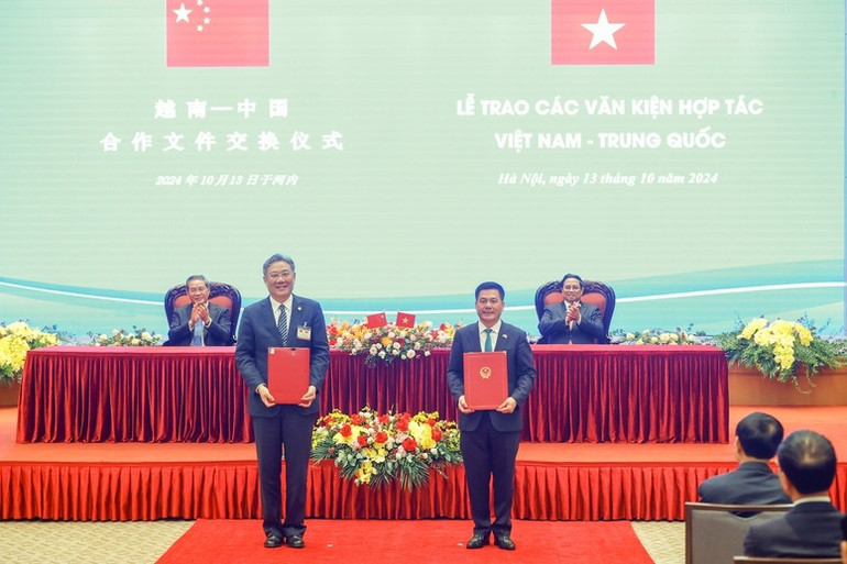 Hai Thủ tướng chứng kiến trao Bản ghi nhớ giữa Bộ Công Thương Việt Nam và Bộ Thương mại Trung Quốc về tăng cường hợp tác xây dựng chuỗi cung ứng nông sản bền vững và Bản ghi nhớ giữa Bộ Công Thương Việt Nam và Bộ Thương mại Trung Quốc về việc thành lập Nhóm công tác nghiên cứu về mô hình xây dựng khu hợp tác kinh tế qua biên giới Việt Nam - Trung Quốc - Ảnh: VGP/Nhật Bắc Hai Thủ tướng chứng kiến trao Bản ghi nhớ giữa Bộ Công Thương Việt Nam và Bộ Thương mại Trung Quốc về tăng cường hợp tác xây dựng chuỗi cung ứng nông sản bền vững và Bản ghi nhớ giữa Bộ Công Thương Việt Nam và Bộ Thương mại Trung Quốc về việc thành lập Nhóm công tác nghiên cứu về mô hình xây dựng khu hợp tác kinh tế qua biên giới Việt Nam - Trung Quốc - Ảnh: VGP/Nhật Bắc