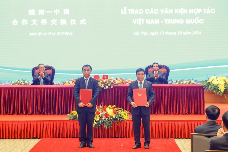 Hai Thủ tướng chứng kiến trao Bản ghi nhớ giữa Bộ Giao thông vận tải Việt Nam và Ủy ban Cải cách và Phát triển quốc gia Trung Quốc về phương án kỹ thuật kết nối đường sắt giữa ga Lào Cai (Việt Nam) và ga Hà Khẩu Bắc (Trung Quốc) - Ảnh: VGP/Nhật Bắc Hai Thủ tướng chứng kiến trao Bản ghi nhớ giữa Bộ Giao thông vận tải Việt Nam và Ủy ban Cải cách và Phát triển quốc gia Trung Quốc về phương án kỹ thuật kết nối đường sắt giữa ga Lào Cai (Việt Nam) và ga Hà Khẩu Bắc (Trung Quốc) - Ảnh: VGP/Nhật Bắc