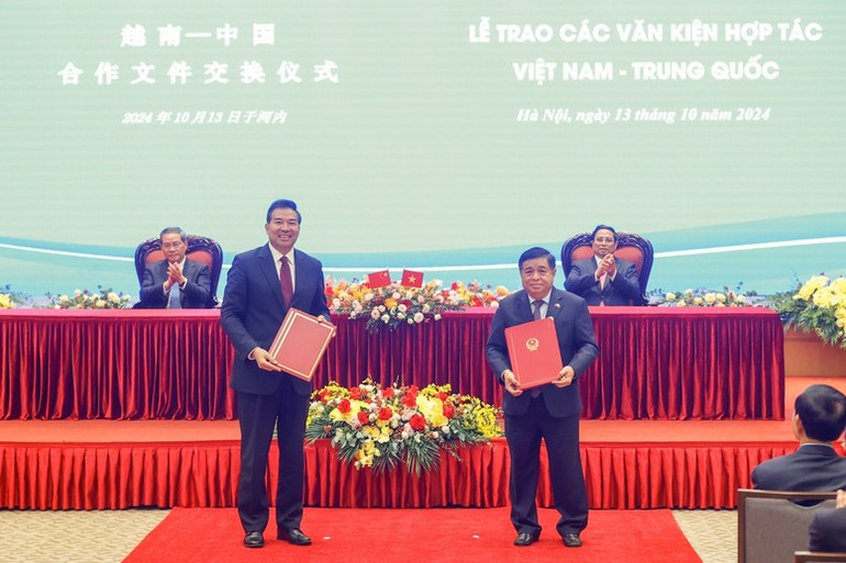 Hai Thủ tướng chứng kiến trao Bản ghi nhớ hợp tác giữa Bộ Kế hoạch và Đầu tư Việt Nam và Tổng cục Hợp tác phát triển quốc tế quốc gia Trung Quốc về việc cùng thúc đẩy dự án sửa chữa, bảo trì Cung Hữu nghị Việt - Trung - Ảnh: VGP/Nhật Bắc Hai Thủ tướng chứng kiến trao Bản ghi nhớ hợp tác giữa Bộ Kế hoạch và Đầu tư Việt Nam và Tổng cục Hợp tác phát triển quốc tế quốc gia Trung Quốc về việc cùng thúc đẩy dự án sửa chữa, bảo trì Cung Hữu nghị Việt - Trung - Ảnh: VGP/Nhật Bắc