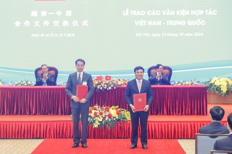 Hai Thủ tướng chứng kiến trao Kế hoạch hành động giữa Tổng cục Hải quan Việt Nam và Tổng cục Hải quan Trung Quốc về thỏa thuận công nhận lẫn nhau về Chương trình Doanh nghiệp ưu tiên của Hải quan Việt Nam và Chương trình Quản lý tín nhiệm doanh nghiệp của Hải quan Trung Quốc - Ảnh: VGP/Nhật Bắc Hai Thủ tướng chứng kiến trao Kế hoạch hành động giữa Tổng cục Hải quan Việt Nam và Tổng cục Hải quan Trung Quốc về thỏa thuận công nhận lẫn nhau về Chương trình Doanh nghiệp ưu tiên của Hải quan Việt Nam và Chương trình Quản lý tín nhiệm doanh nghiệp của Hải quan Trung Quốc - Ảnh: VGP/Nhật Bắc