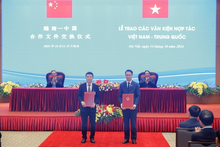 Hai Thủ tướng chứng kiến trao Bản ghi nhớ giữa Công ty Cổ phần thanh toán quốc gia Việt Nam (NAPAS) với Công ty UnionPay International về việc triển khai dịch vụ thanh toán xuyên biên giới qua mã QR giữa Việt Nam - Trung Quốc - Ảnh: VGP/Nhật Bắc Hai Thủ tướng chứng kiến trao Bản ghi nhớ giữa Công ty Cổ phần thanh toán quốc gia Việt Nam (NAPAS) với Công ty UnionPay International về việc triển khai dịch vụ thanh toán xuyên biên giới qua mã QR giữa Việt Nam - Trung Quốc - Ảnh: VGP/Nhật Bắc