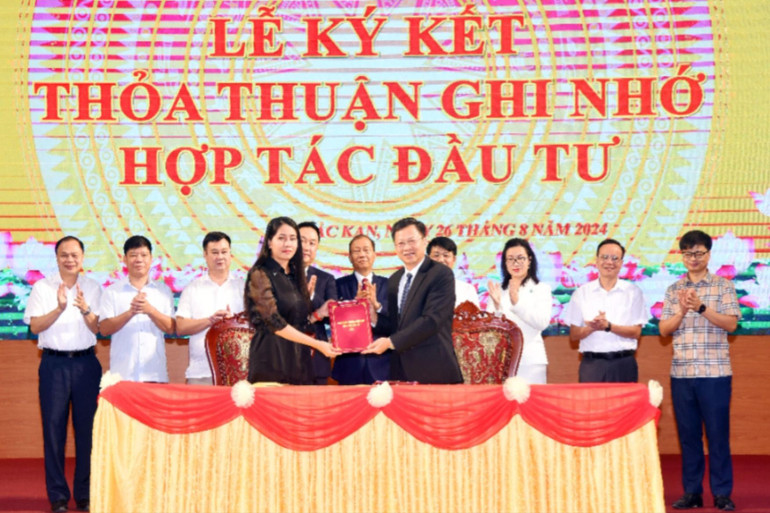 UBND tỉnh Bắc Kạn tiến hành ký thỏa thuận ghi nhớ hợp tác đầu tư với một số nhà đầu tư tại Hội nghị. Hội nghị ĐT 2.jpg
