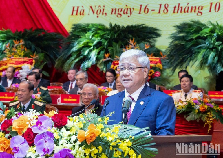 Đồng chí Đỗ Văn Chiến đọc diễn văn khai mạc Đại hội. Đồng chí Đỗ Văn Chiến đọc diễn văn khai mạc Đại hội.