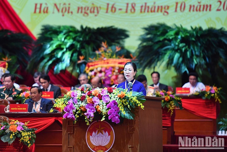 Phó Chủ tịch Ủy ban Trung ương Mặt trận Tổ quốc Việt Nam khóa IX Trương Thị Ngọc Ánh trình bày Tờ trình về số lượng, cơ cấu tham gia Ủy ban Trung ương Mặt trận Tổ quốc Việt Nam khóa X. Phó Chủ tịch Ủy ban Trung ương Mặt trận Tổ quốc Việt Nam khóa IX Trương Thị Ngọc Ánh trình bày Tờ trình về số lượng, cơ cấu tham gia Ủy ban Trung ương Mặt trận Tổ quốc Việt Nam khóa X.