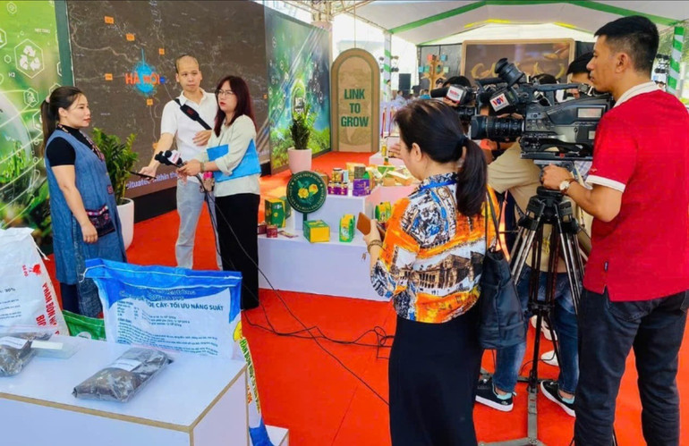 Bà Ma Thị Ninh, Giám đốc HTX Yến Dương (Ba Bể) trao đổi về thương mại điện tử, sản xuất xanh bền vững tại Chương trình xúc tiến đầu tư, thương mại với chủ đề chuyển đổi sản xuất xanh. z5984244769157-18beadd33bef18b32c7d33abd899787f.jpg
