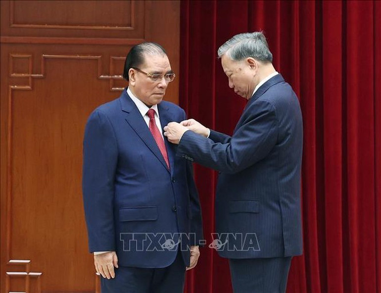 Thay mặt lãnh đạo Đảng, Nhà nước, Tổng Bí thư Tô Lâm trao Huân chương Sao Vàng tặng đồng chí Nông Đức Mạnh, nguyên Tổng Bí thư - Ảnh: TTXVN Thay mặt lãnh đạo Đảng, Nhà nước, Tổng Bí thư Tô Lâm trao Huân chương Sao Vàng tặng đồng chí Nông Đức Mạnh, nguyên Tổng Bí thư - Ảnh: TTXVN