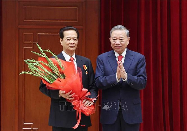 Tổng Bí thư Tô Lâm trao Huân chương Sao Vàng tặng đồng chí Nguyễn Tấn Dũng, nguyên Ủy viên Bộ Chính trị, nguyên Thủ tướng Chính phủ - Ảnh: TTXVN Tổng Bí thư Tô Lâm trao Huân chương Sao Vàng tặng đồng chí Nguyễn Tấn Dũng, nguyên Ủy viên Bộ Chính trị, nguyên Thủ tướng Chính phủ - Ảnh: TTXVN