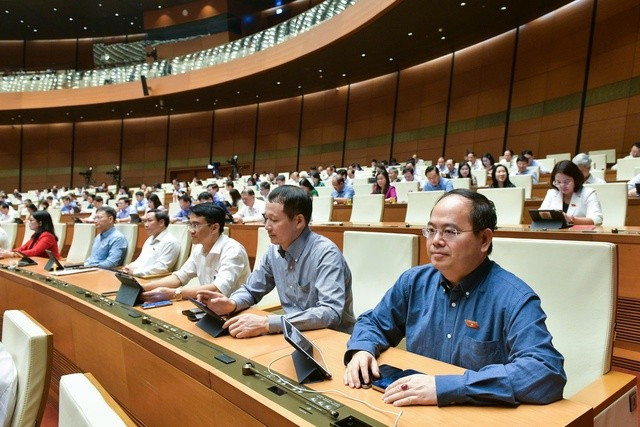 ĐBQH tham dự phiên chất vấn và trả lời chất vấn. ĐBQH tham dự phiên chất vấn và trả lời chất vấn.