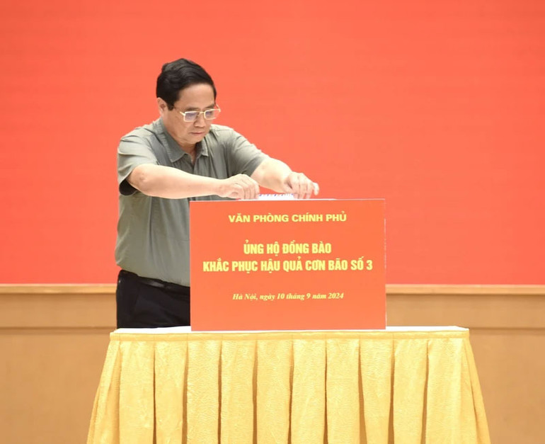Thủ tướng Phạm Minh Chính ủng hộ đồng bào khắc phục hậu quả cơn bão số 3 (Ảnh: Trần Hải). 8.jpg