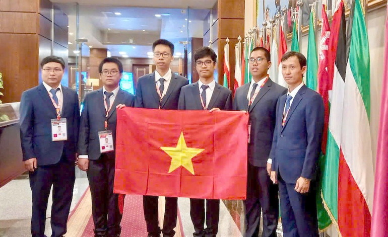 Đội tuyển quốc gia Việt Nam dự thi Olympic Tin học quốc tế (IOI) năm 2024 (từ phải sang trái ảnh): PGS, TS Đỗ Phan Thuận, Trưởng đoàn; Hoàng Xuân Bách; Phạm Công Minh; Phạm Ngọc Trung; Nguyễn Hữu Tuấn; TS Đỗ Đức Đông, Phó Trưởng đoàn. 1-3891-2870.jpg