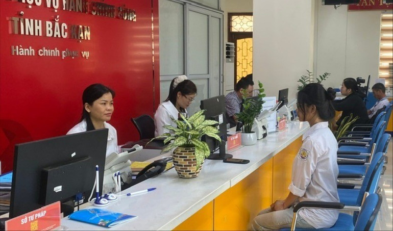 Trung tâm Phục vụ hành chính công tỉnh giải quyết thủ tục hành chính cho người dân. z6600559308840-3b736858764199c87661e1df1d7d3d2f.jpg