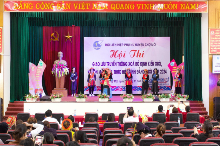 Hội thi giao lưu truyền thông xóa bỏ định kiến giới, khuôn mẫu giới do Hội LHPN huyện Chợ Mới tổ chức. hoi-thi-cmoi.jpg