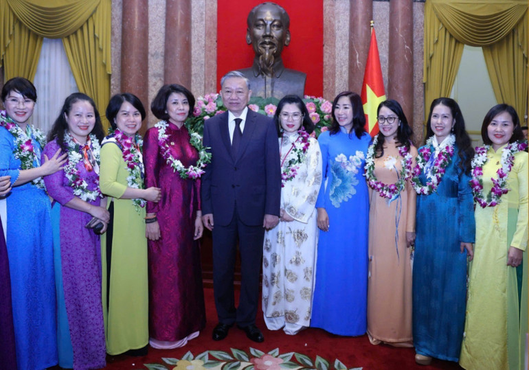 Chị Nông Thị Thảo (thứ 2 từ trái sang) cùng một số cá nhân tiêu biểu chụp ảnh với Tổng Bí thư, Chủ tịch nước Tô Lâm tại buổi gặp mặt, động viên sau Lễ tuyên dương. z5804219106843_1031fd02a74aa7b575c0f7edd782d2e2.jpg