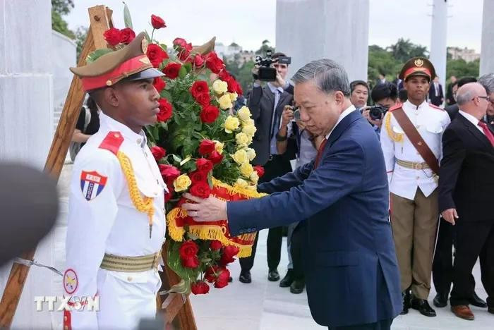 Tổng Bí thư, Chủ tịch nước Tô Lâm đặt hoa tưởng niệm Anh hùng dân tộc Cuba Jose Marti. (Ảnh: Lâm Khánh/TTXVN). Tổng Bí thư, Chủ tịch nước Tô Lâm đặt hoa tưởng niệm Anh hùng dân tộc Cuba Jose Marti. (Ảnh: Lâm Khánh/TTXVN).