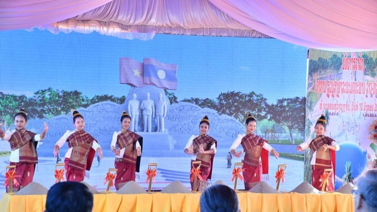 Một tiết mục múa truyền thống của Lào được biểu diễn tại buổi lễ. (Ảnh: THANH GIANG) Một tiết mục múa truyền thống của Lào được biểu diễn tại buổi lễ. (Ảnh: THANH GIANG)