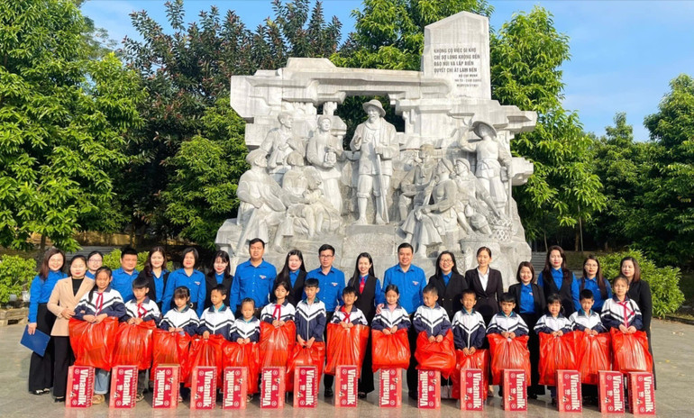 Tỉnh đoàn tặng quà các em học sinh có hoàn cảnh khó khăn của huyện Bạch Thông. 481906389-963514055887482-6126988215931533977-n-7646.jpg