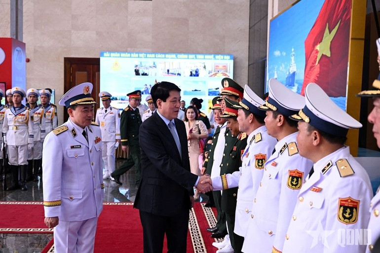 Chủ tịch nước Lương Cường với lãnh đạo, chỉ huy Quân chủng Hải quân. 3.jpg