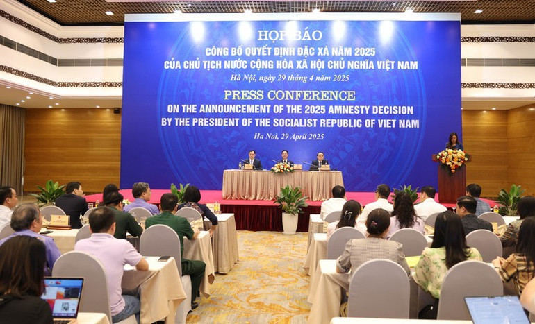 Họp báo công bố Quyết định của Chủ tịch nước về đặc xá năm 2025 đối với hơn 8.000 phạm nhân dịp kỷ niệm 50 năm Ngày Giải phóng miền Nam, thống nhất đất nước (30/4/1975-30/4/2025) - Ảnh: VGP/Đức Tuân Họp báo công bố Quyết định của Chủ tịch nước về đặc xá năm 2025 đối với hơn 8.000 phạm nhân dịp kỷ niệm 50 năm Ngày Giải phóng miền Nam, thống nhất đất nước (30/4/1975-30/4/2025) - Ảnh: VGP/Đức Tuân