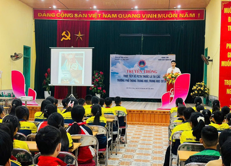 Trung tâm Kiểm soát bệnh tật tỉnh tuyên truyền tác hại của thuốc lá tại Trường THCS Huyền Tụng, TP. Bắc Kạn. Ảnh: PHƯƠNG THẢO 82.jpg