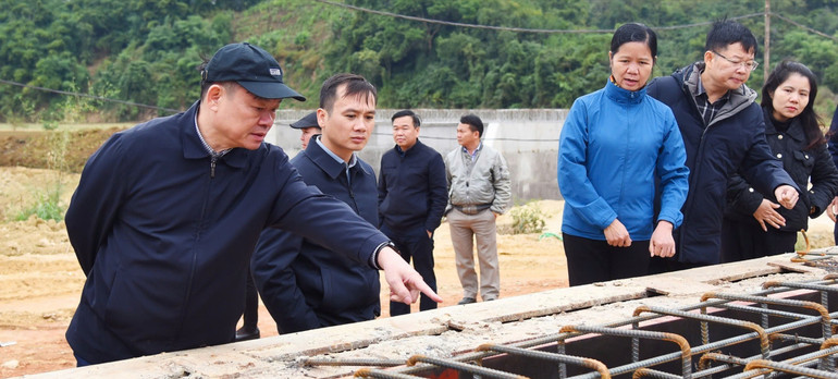 Đồng chí Bí thư Tỉnh ủy thị sát tiến độ thi công Dự án Xây dựng tuyến đường TP. Bắc Kạn - hồ Ba Bể kết nối sang Na Hang (Tuyên Quang). Ảnh: Quý Đôn z6227331961222-d23494bda83dc119e1fb79f8019b3c9a.jpg